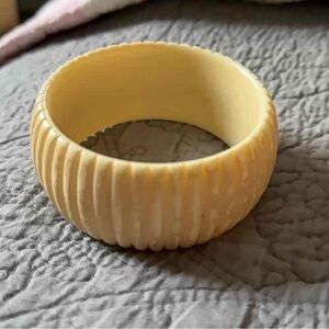 Vintage Ribbed Chunky Cream Bangle Bracelet